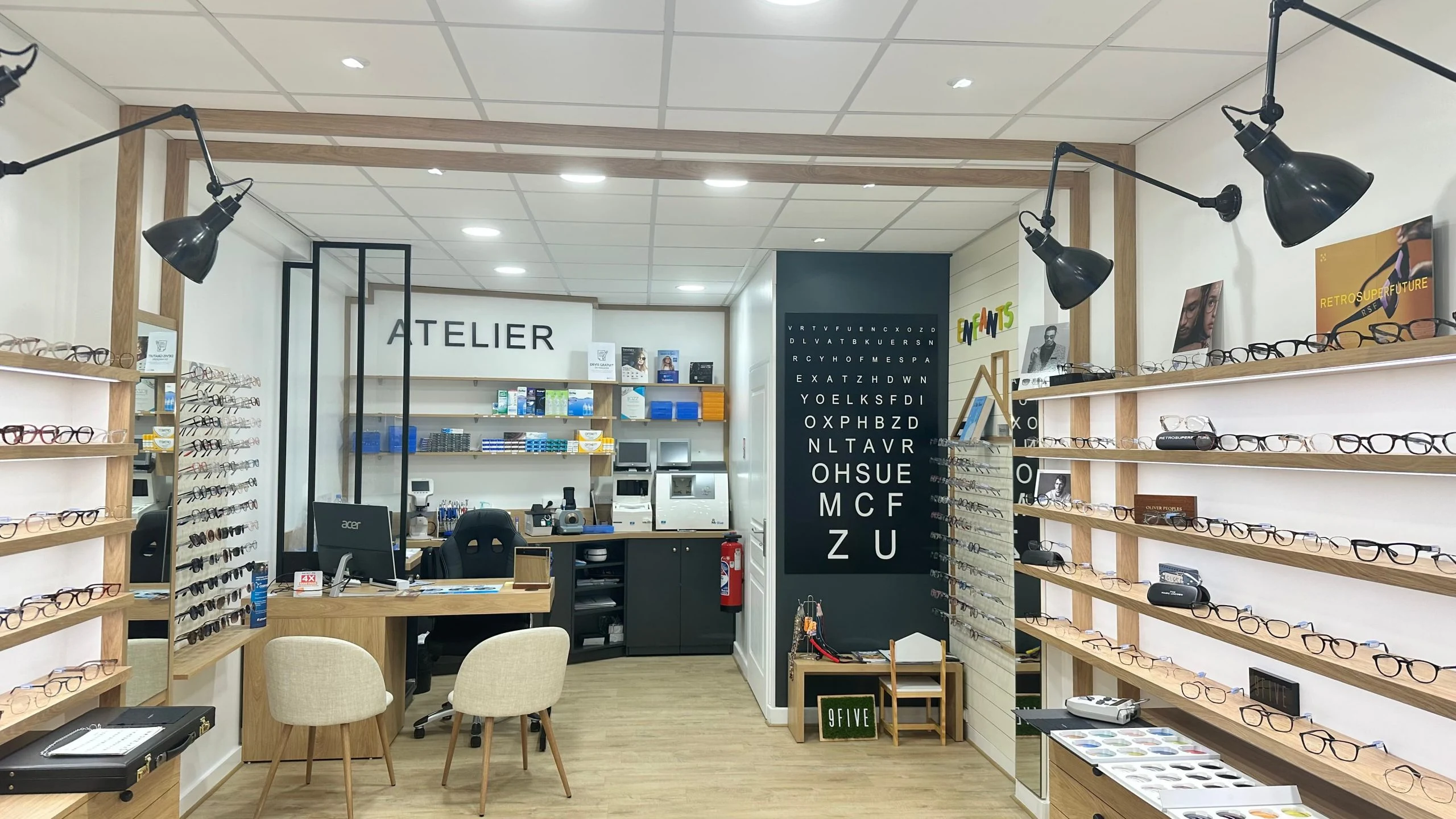 Intérieur de la boutique Coty Optique au Havre